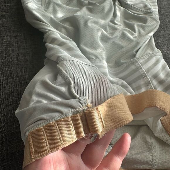 Lululemon Cross My Heart Tank Size 4 - Picture 8 of 11